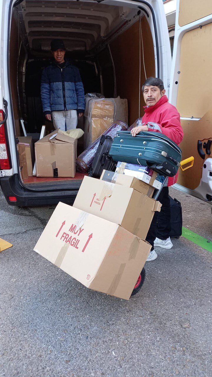 Equipo de mudanzas cargando cajas en la furgoneta